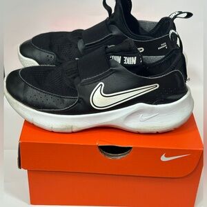 Nike Black and White Flex Runner Athletic Shoes Size 3Y